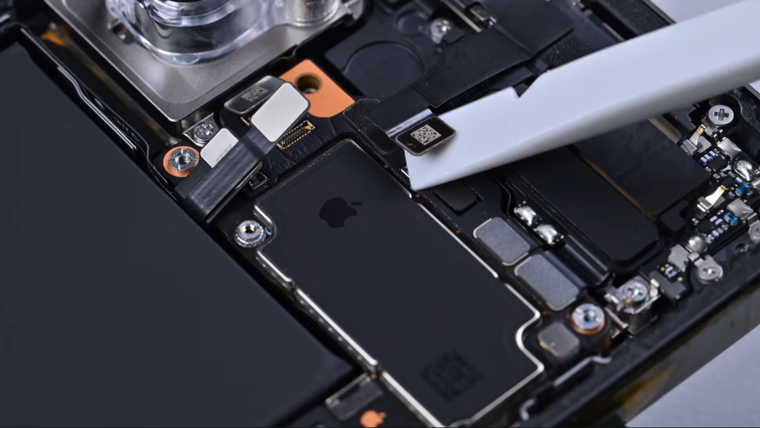 reparatii hardware iphone 17 pro max