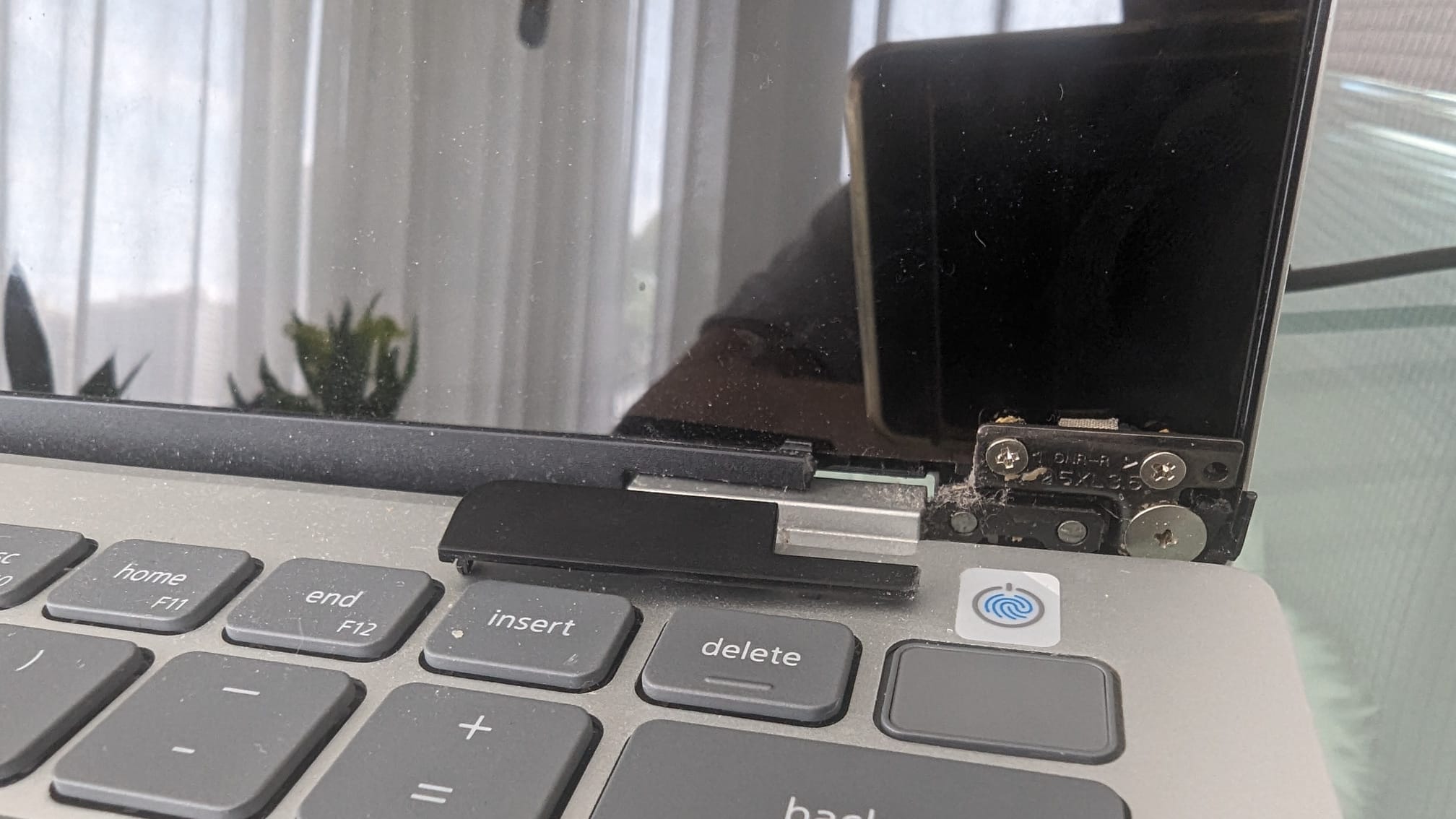 reparatie dell vostro hinge balama defecta