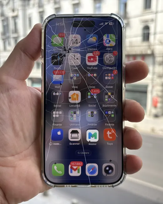 Telefon cu ecranul spart adus la service